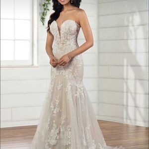 Essence of Australia Sweetheart Strapless Lace Wedding Dress (bridal size 16)